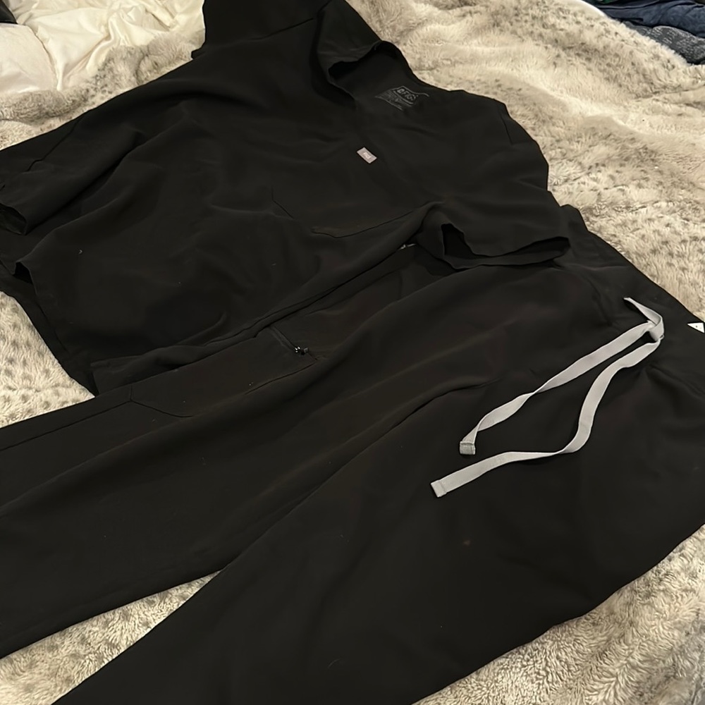 Figs scrub top & jogger set